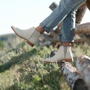 Nisolo Classic Chelsea Boot Bone Size 8.5